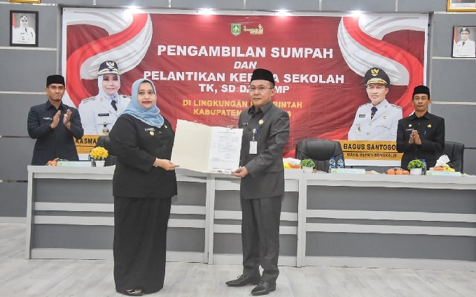 Bupati Bengkalis Kasmarni menyerahkan surat perintah tugas kepada dr Ersan Saputra untuk menjadi Plt Sekda Bengkalis di Gedung Bathin Betuah Kantor Camat Mandau, Rabu (8/3/2023).